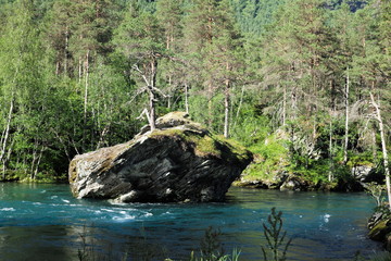 Fluss in Norwegen in der nähe von Valldal im Garten des Juvet Hotel