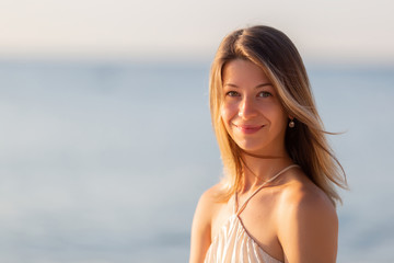 Obraz premium Seaside Happiness: Close-Up Portrait of a Joyful Woman