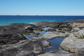 Fototapeta na wymiar Strand in Norwegen mit blauem kristallklaren Wasser 