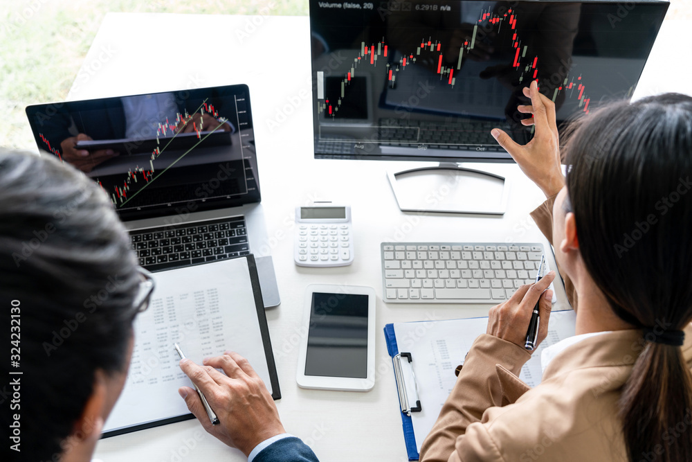Aufkleber business team partner working with computer, laptop, discussion and analyzing graph stock market tra