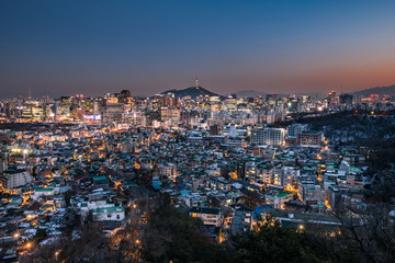 Fototapeta premium 인왕산에서 바라본 서울 도심 낮 풍경과 밤 (야경) 뷰 Seoul Day and Night Skyline from Inwangsan Mountain
