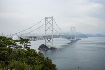 薄いもやに包まれた長い吊り橋　徳島県・大鳴門橋