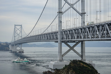 大きな吊り橋と船　徳島県の大鳴門橋