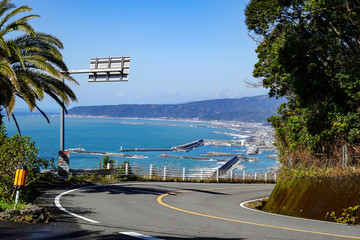 カーブを描く坂道の向こうに見える太平洋　高知県室戸市