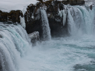 Godafoss Wasserfall in Island mit Schnee und Eis