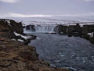 Verschneite Berge am Godafoss Wasserfall in Island