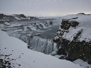 Verschneite Felslandschaft am Gullfoss Wasserfall