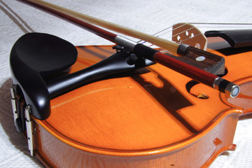 Detalle de violín con enfoque selectivo y fondo claro.