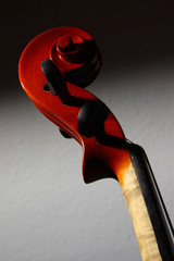 Detalle de violín con enfoque selectivo y fondo degradado.