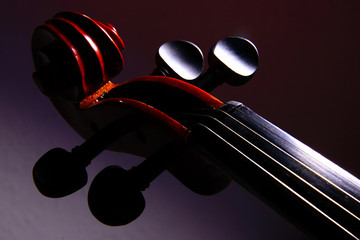 Detalle de violín con fondo degradado y enfoque selectivo.