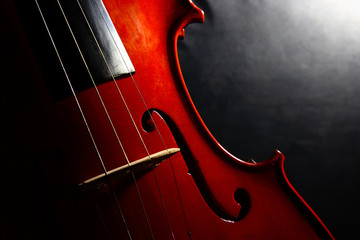 Detalle de violín con enfoque selectivo y fondo degradado en clave baja.