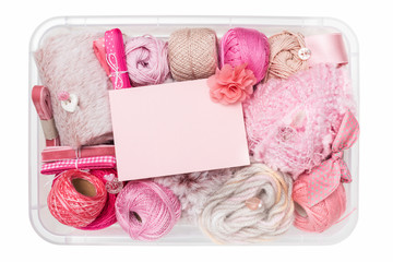 Box mit rosa Bastelzubehör und Karte für Text