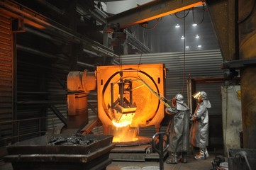 Eisengie&szlig;erei Torgelow, Arbeit am Schmelzofen