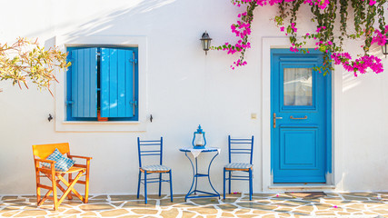 Frente de casa griega en la isla de Antiparos