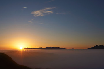 熊本県阿蘇市大観峰から見た雲海と朝日。