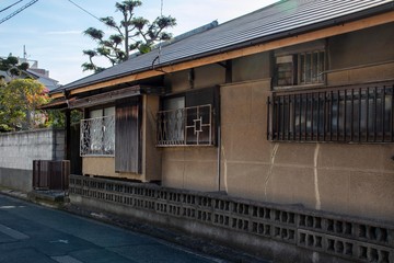 日本の老朽化した古い家