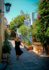 Dziewczyna spacerująca wąskimi uliczkami w Atenach © nitka_zaplatana