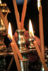 Świeczki w prawosławnym kościele - obrazy, fototapety, plakaty