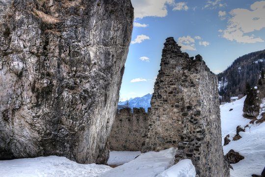 Andraz, Burg Andraz, Schloss Andraz, Schloss Buchenstein, Castello Buchenstein, Falzarego, Belluno, Italien, Buchenstein, Ruine, Lost Place, Gebirge, Dolomiten, Fenster, Mauer, Turm, verfallen, Mittel