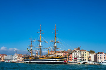 Fototapeta na wymiar Segelschiff und Gebäude in Venedig, Italien