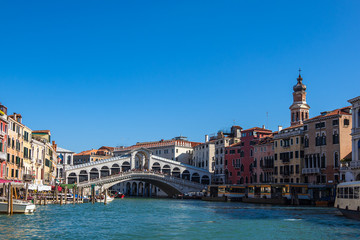Blick auf die Rialto Brücke in Venedig, Italien