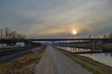 Fototapeta na wymiar Eisenbahnstrecke und Weg Main-Donau-Kanal 