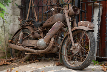 Very old and rusty motorcycle in Istanbul
