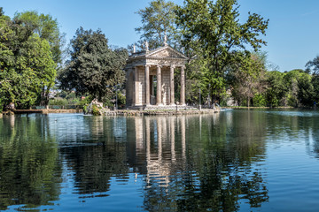 Fototapeta na wymiar Villa Borghese pond with reflections on the water and fountains