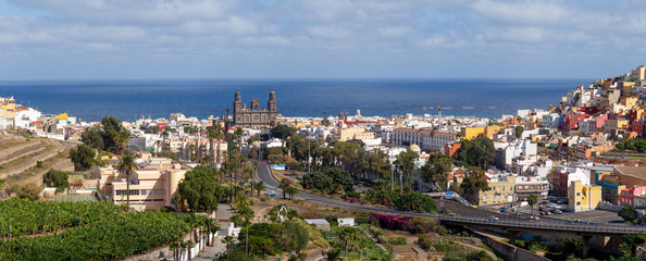 Espectaculares vistas de la catedral Santa Ana en Las Palmas de Gran Canaria - obrazy, fototapety, plakaty
