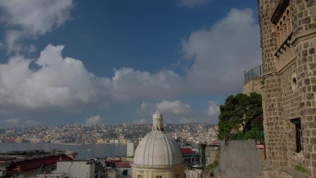 N&aacute;poles. Vuelo de ave y c&uacute;pula con fondo del mediterr&aacute;neo. Campania, Italia, Europa.