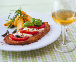 Saltimbocca mit Tomate und mozzarella und bratkartoffel
