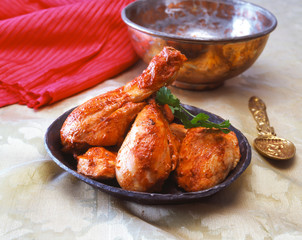 Tandoori masala Huhn. Hühnerkeule auf Teller