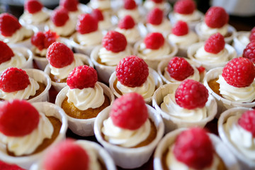 Galletas hechas a mano con frutas, chocolate y nata