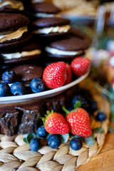 Galletas hechas a mano con frutas, chocolate y nata