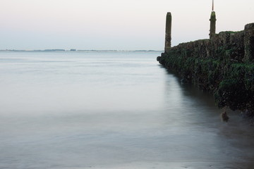 Buhnen Wellenbrecher am Strand Langzeitbelichtung