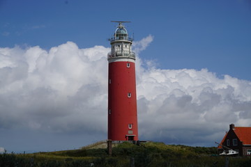 Fototapeta na wymiar roter Leuchtturm in den Dünen