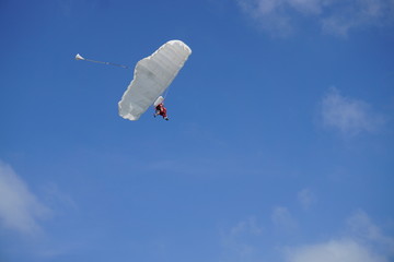 Fallschirmspringer vor Landung mit Fallschirm