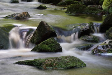 Bodewasserfälle Bachlauf mit kleinen Wasserfällen im Nationalpark Harz