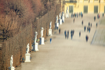 Obraz premium people walking in the Viennese park 