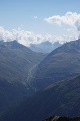 Fototapeta premium grüne Berglandschaft in den Alpen Ötztal