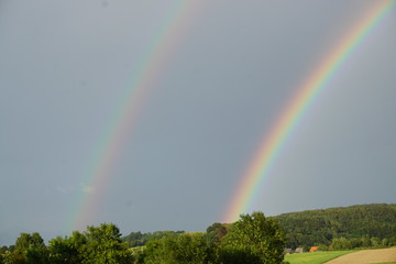 Regenbogen über Getreidefeld