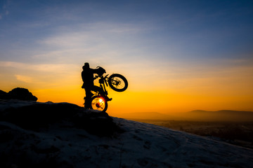 Fototapeta na wymiar rowerzysta o wschodzie słońca