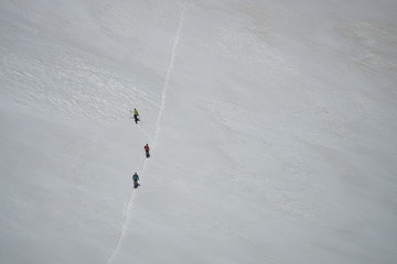 Bergsteiger gehen durch Schnee auf Berg Trampelpfad
