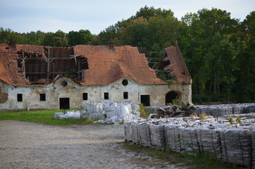 Mściwojów, zniszczone zabudowania zespołu pałacowego, Dolny Śląsk, Polska
