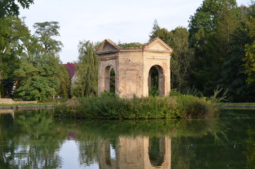 Fototapeta premium Stara pergola murowana na stawie w zespole pałacowym, Mściwojów, Polska