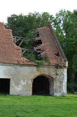 Dziura w dachu, zniszczone zabudowania zespołu pałacowego w Msciwojowie, Dolny Śląsk, Polska