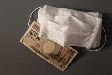 Japanese paper currency with face mask
