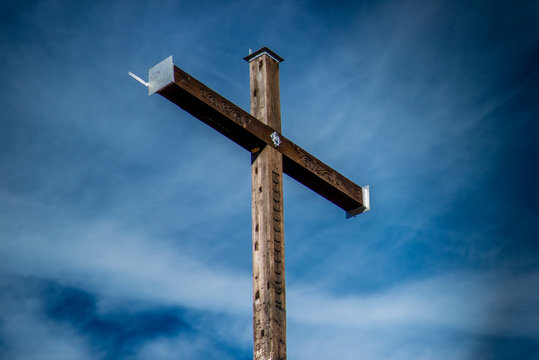 Austria, Allg_alps, summit cross on Hahnenkoepfle in front of blue sky