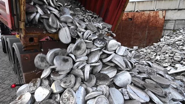 LKW kippt Aluminium Schrott auf Schrottplatz