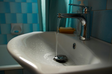 Water poring in washbasin